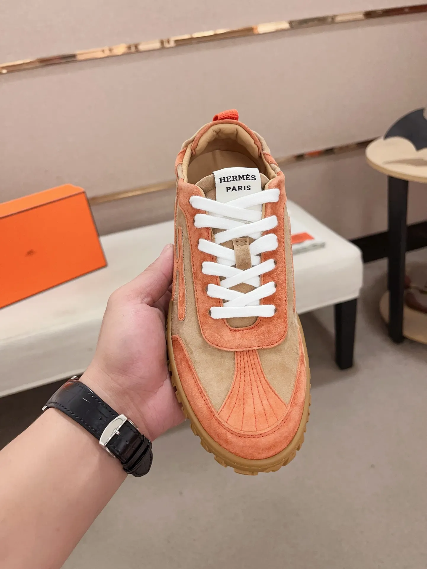 Men's men's shoes 💰: 720💰 Hermes top version # Couple style 💏 24ss casual sneakers Suede goatskin sneakers decorated with contrasting patterns and iconic "H" details, beautifully packaged at the delivery counter 🛍📦 Fabric: suede + cowhide Lining: mixed sheep lining Outsole: original TPU Bottom thickness: 2CM Size: 35-44